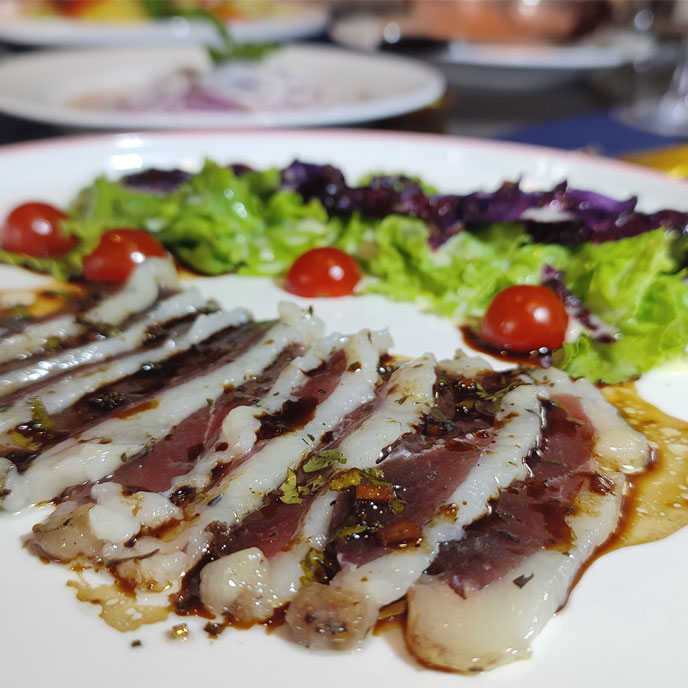 Salade De Magret De Canard Séché, Mozzarella Et Tomate Cerise